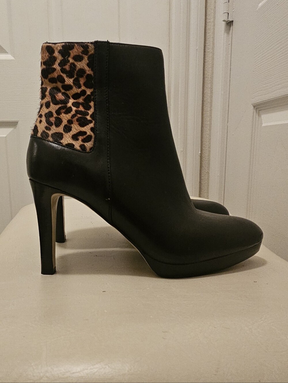 Tahari Serena Black Sleek Leopard Booties Point Toe Zip Up Faux Fur Size 8.5